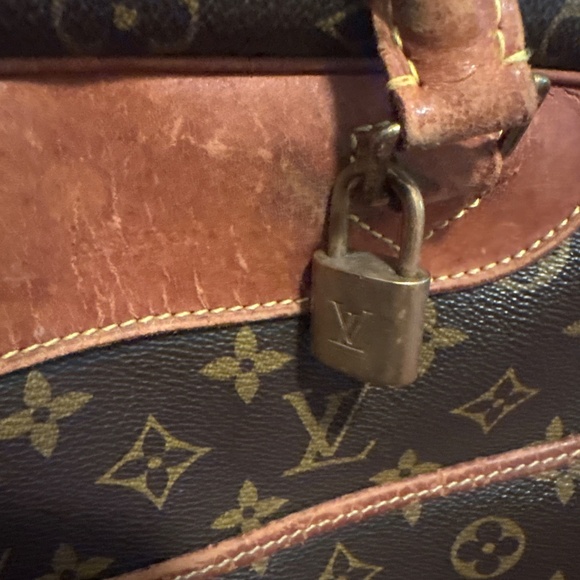Louis Vuitton bag preloved see pics for wear smoke free home clean - Picture 3 of 9